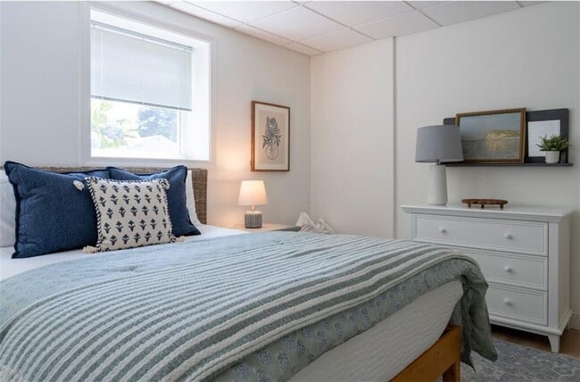 Building Photo - 11 N Hillview Dr