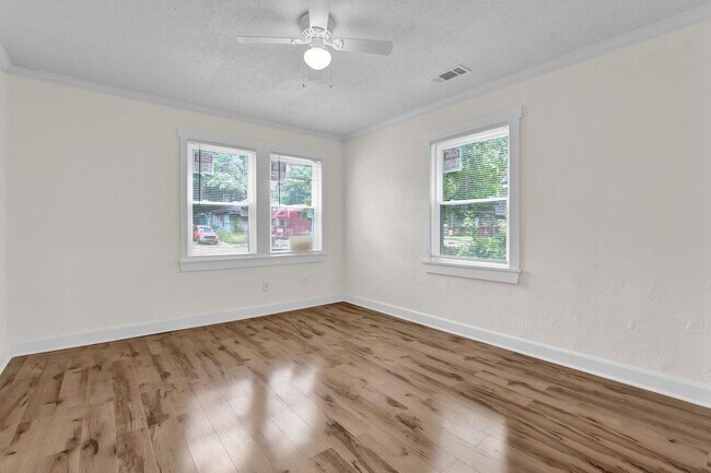 Building Photo - Recently Renovated Brick Home Located Minutes away from Memphis International Airport!