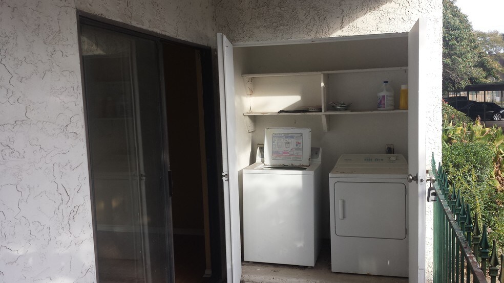 unit washer dryer - 2820 S Bartell Dr