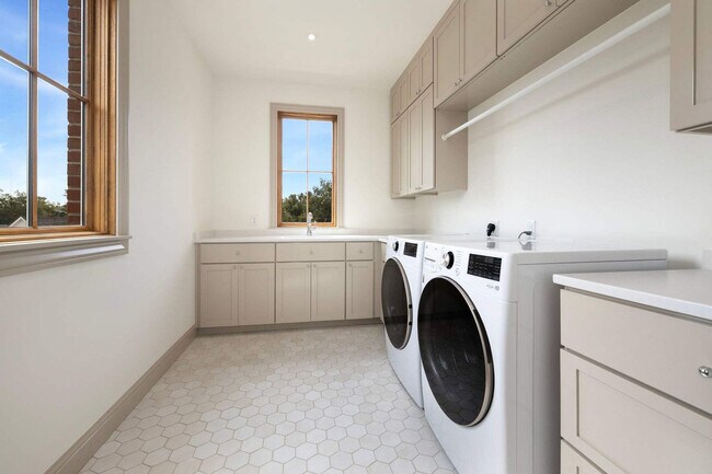 Building Photo - 501 NW B St