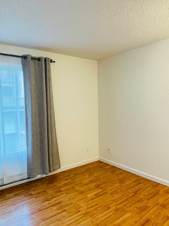 Building Photo - Spacious 2Bd/2Bath Condo located in The Ri...