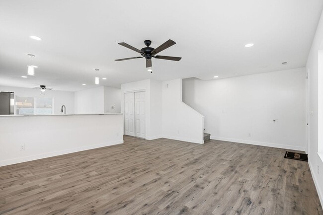 Building Photo - Brand New 3 Bedroom 2 1/2 bath - 2 Level Town House Condo in Hiawatha