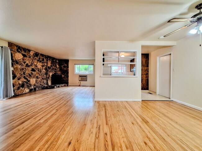 Building Photo - Charming Single Story 3bd House with Large Yard!