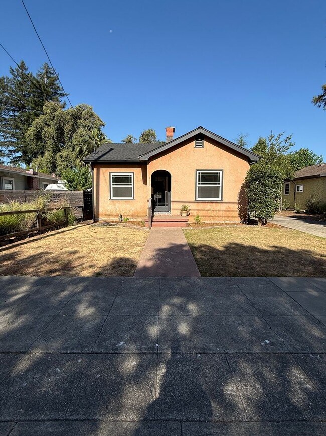 Building Photo - 2 bedroom/ 1 bathroom Home for Rent in Santa Rosa