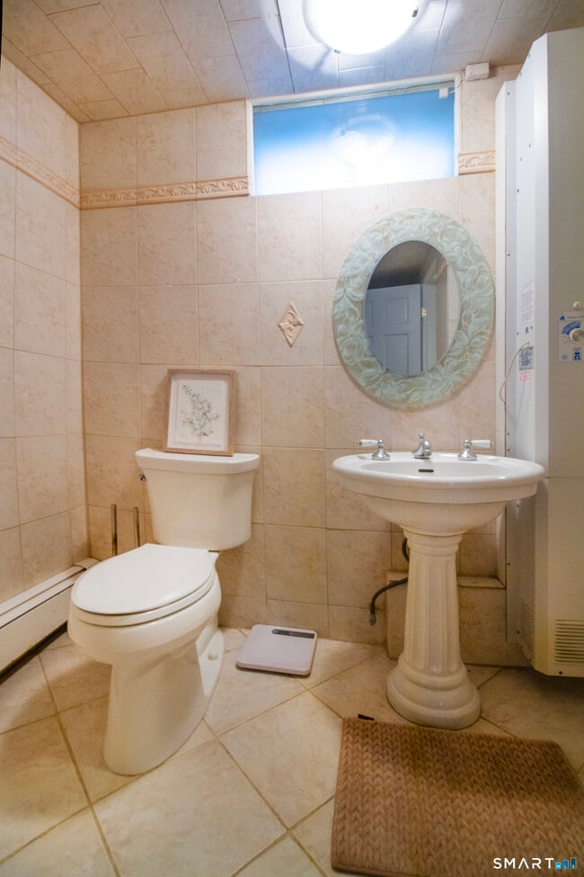 Building Photo - 14 Lake Dr N