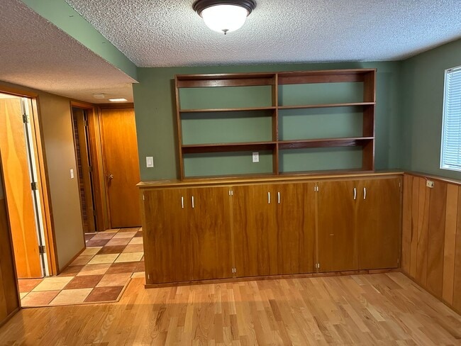 Building Photo - Beautifully updated 4 bedroom 2 bathroom h...