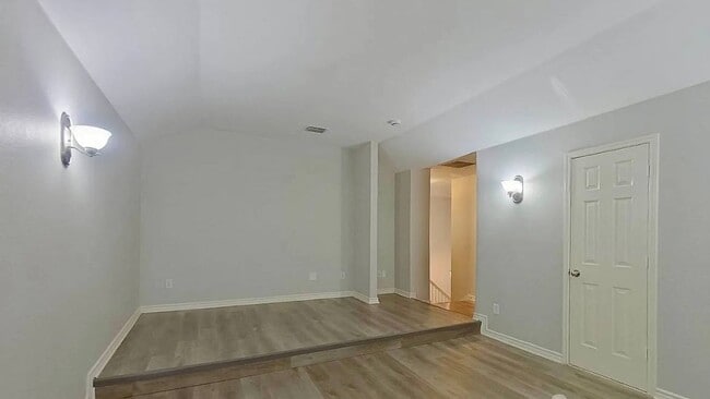 Building Photo - MOVE IN READY