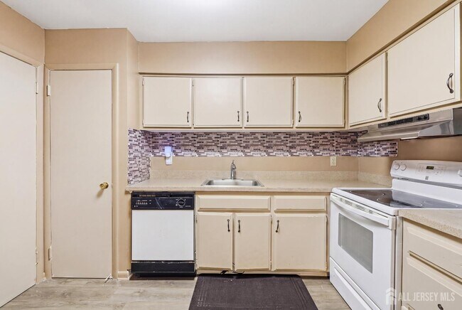 Building Photo - 7 Dennison Dr