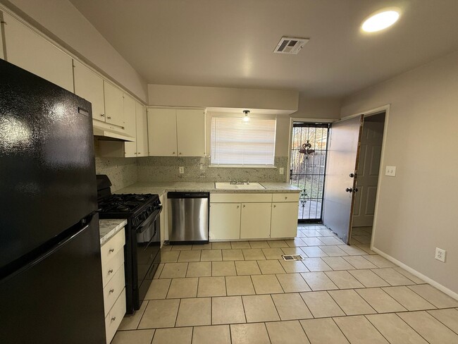 Building Photo - Tulsa 3 Bedroom 1 Bath Duplex with Fenced private Backyard