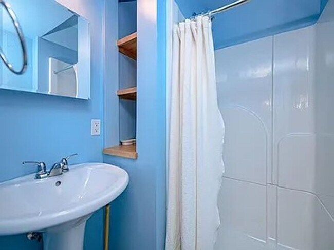 Building Photo - Marvelous 4 Bed 2.5 Bath House In Quarry H...