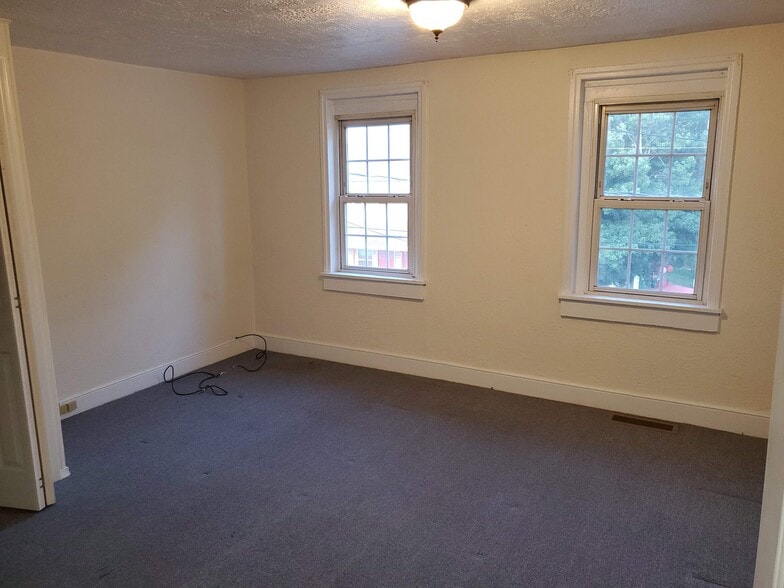 Building Photo - 24 N Kister St