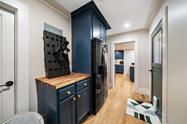 Building Photo - Furnished Downtown Bungalow!