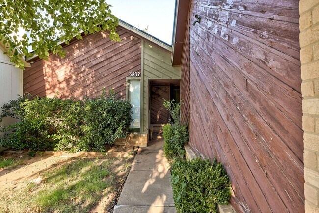 Building Photo - * * * $250 Move-in Special * * * Charming 2-Bedroom / 2-Bathroom Retreat! * * * $250 Move-in Spec...