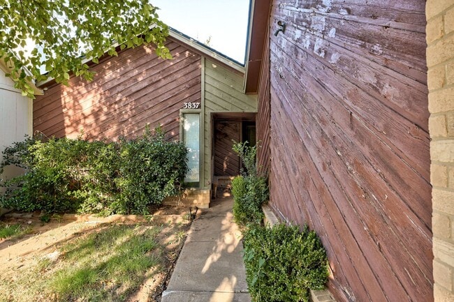Building Photo - Welcome to your next home—a charming 2-bedroom, 2-bathroom retreat