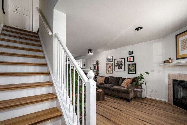 Building Photo - Stunning Townhome with Mountain Views in R...