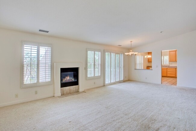 Building Photo - Bright & Airy 3bd/2bth End Unit Condo in F...