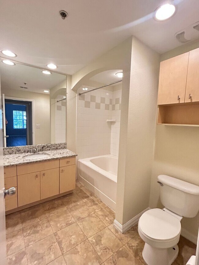 Building Photo - 1 Bed/1 Bath Condo in Gorgeous Resort Styl...