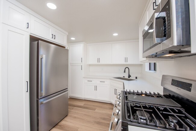 Building Photo - Remodeled Townhome