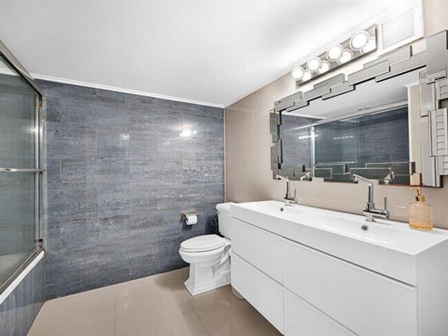 Building Photo - 2049 S Ocean Dr