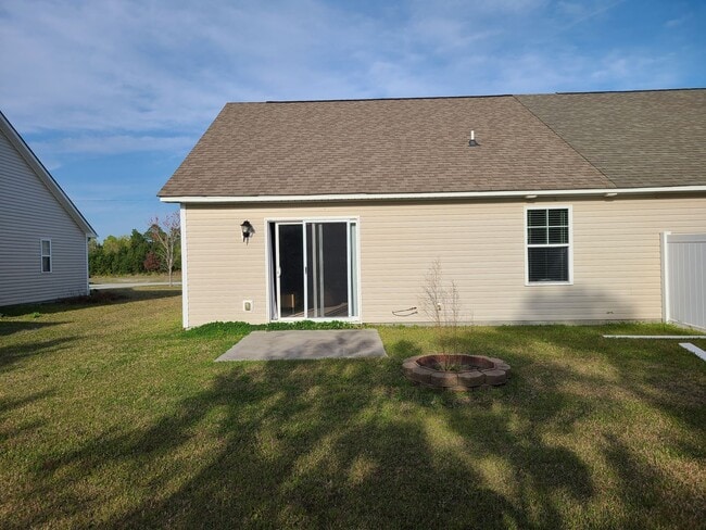 Building Photo - 2 bedroom, 2 bath unfurnished home - Pine Ridge Community - Holly Ridge