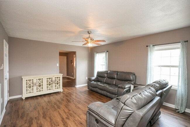 Building Photo - 3 Bed home in Carthage with large basement!
