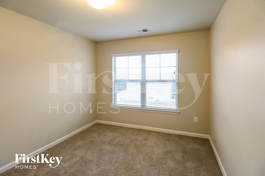 Building Photo - 5565 Union Pointe Pl