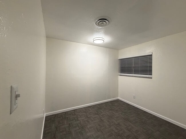 Building Photo - Move in ready 3 Bd 2BA home in upper NE Bakersfield