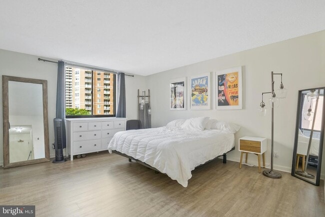 Building Photo - 3800 Fairfax Dr