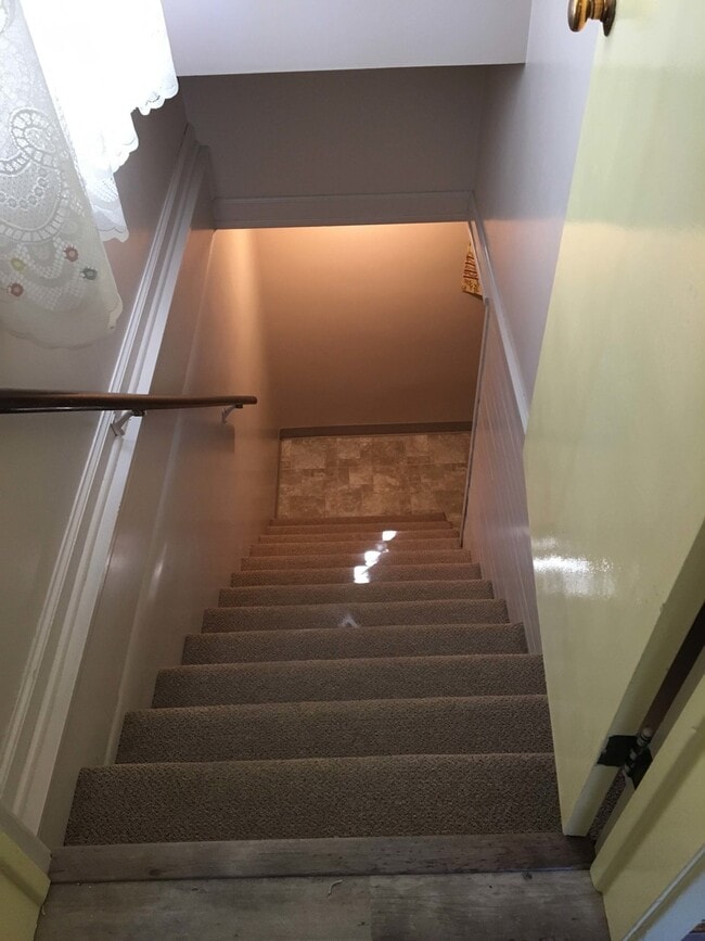 Building Photo - 4 bed - 2 bath Charming single family home...