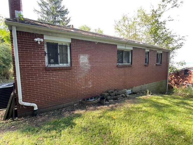 Building Photo - 630 Dornbush St