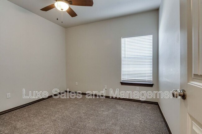 Building Photo - 2200 Alta Vista Ln