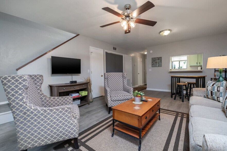 Building Photo - 2300 SW 43rd St