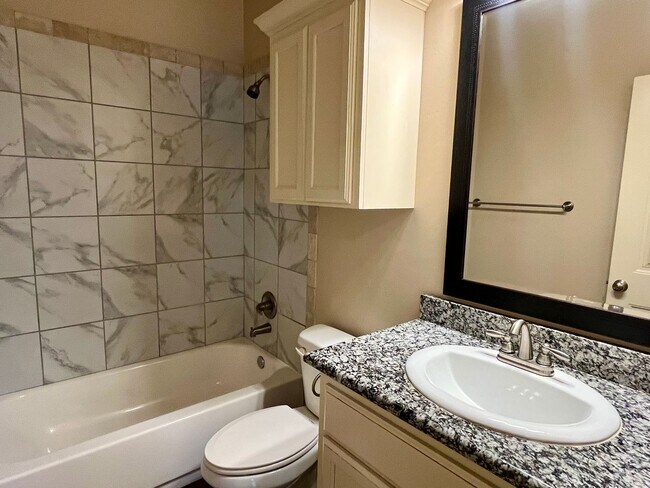 Building Photo - Beautiful 3 Bed 2 Bath Duplex!!