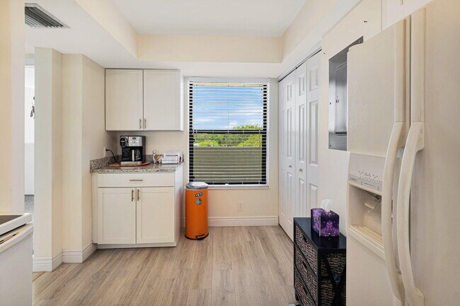 Building Photo - 6562 Boca Del Mar Dr