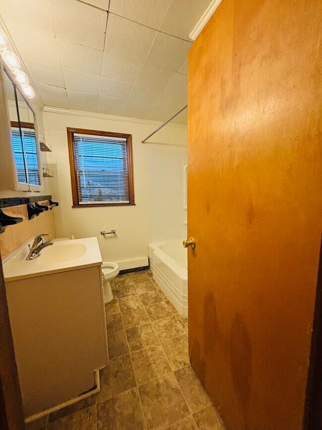 Building Photo - 208 Broce Dr