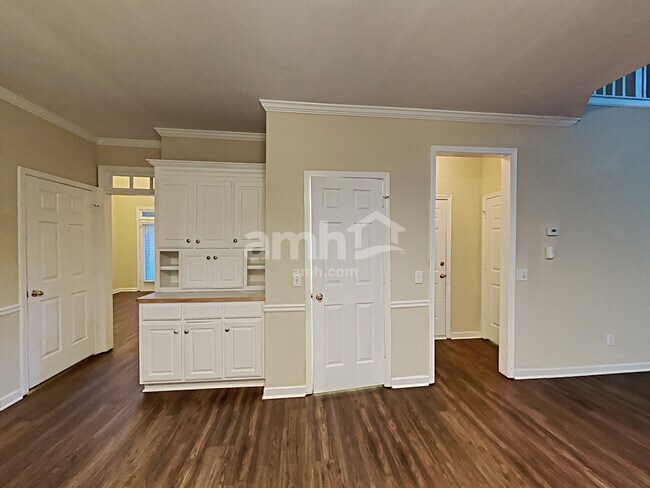 Building Photo - 815 Hillcrest Ln