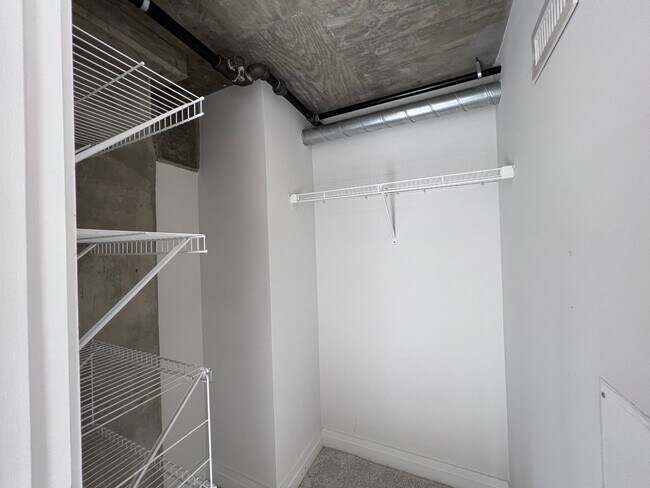 Building Photo - Large, Upgraded 2 Bed/2 Bath Loft off Mass...