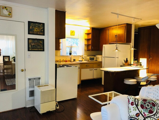 Building Photo - 4136 Beach Dr SW