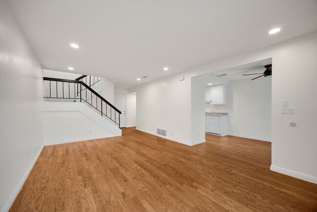 Building Photo - Newly updated 3 bed / 1.5 bath townhome in the desirable Sherwood Village