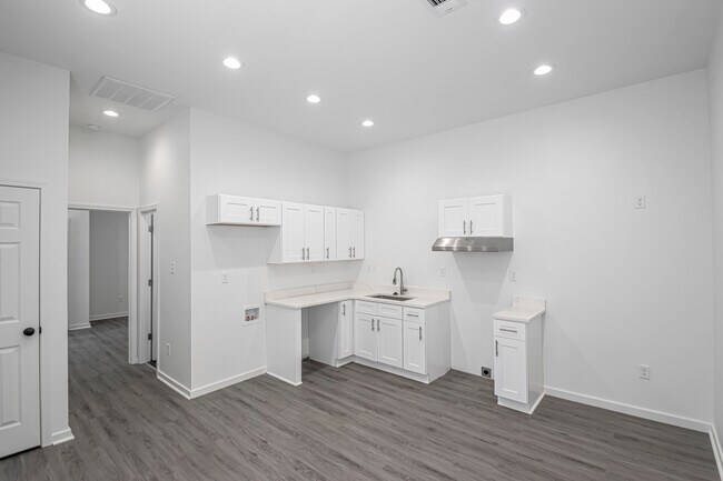 Building Photo - 214 S Park St