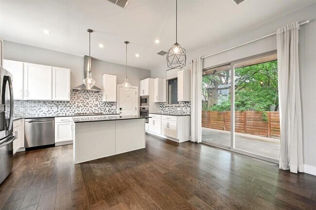 Building Photo - Chic on Chestnut!