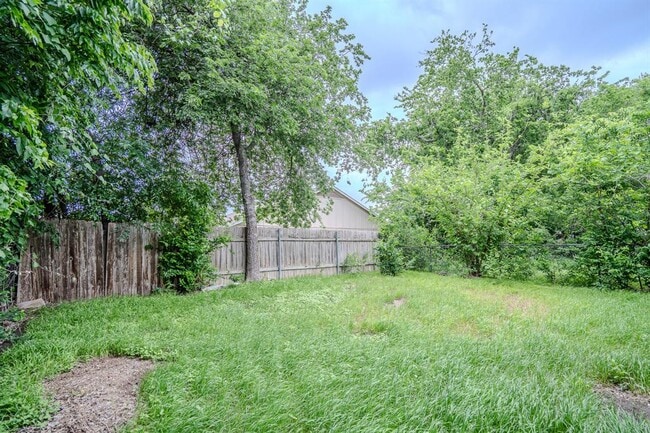Building Photo - 12403 Tree Line Dr