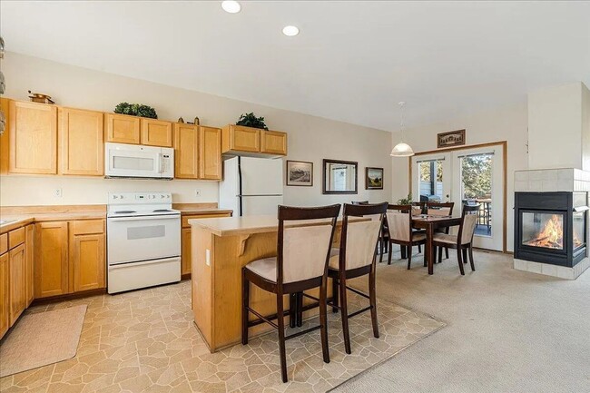 Building Photo - Want to live on a golf course with access to the pool with sports center privileges?