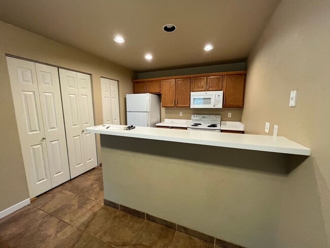 Building Photo - Great Condo Near Campus West