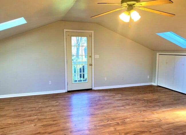 Building Photo - 616 Saluda Ave