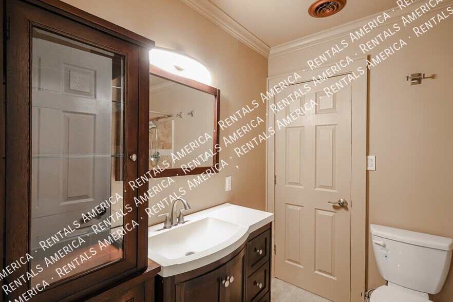 Building Photo - 1424 N Gene Ave