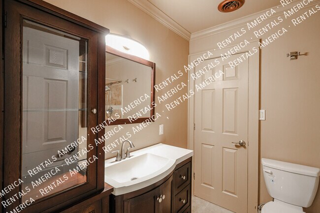 Building Photo - 1424 N Gene Ave