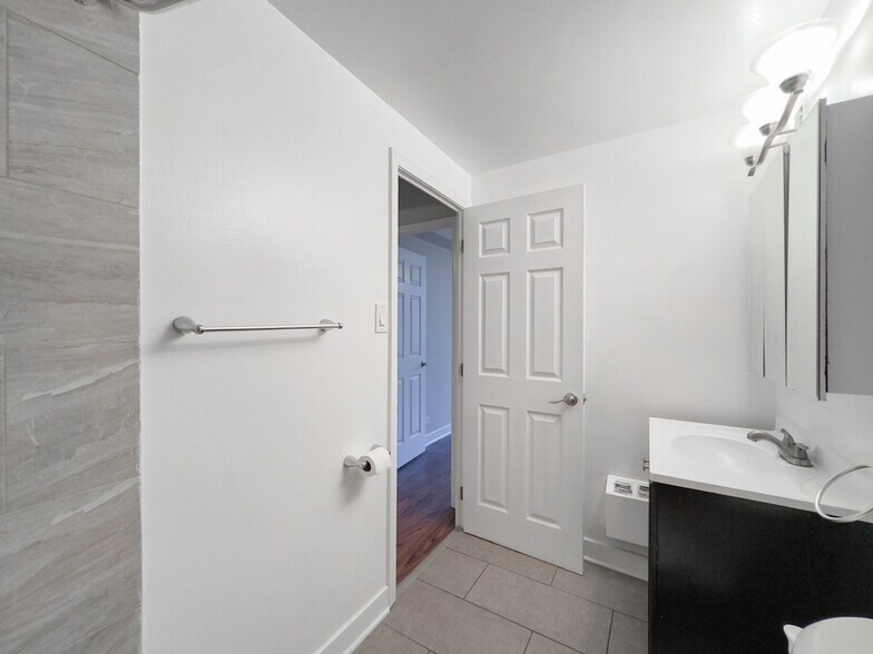 Building Photo - 4180 N Marine Dr