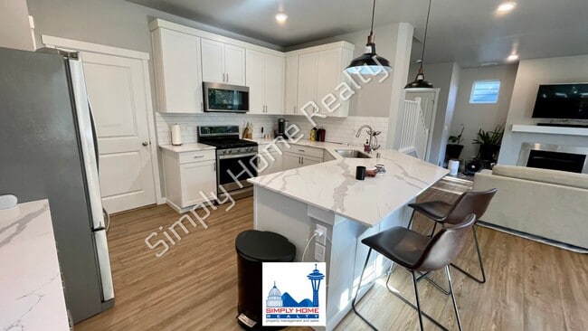 Building Photo - Step into the luxurious comfort of your dream home!