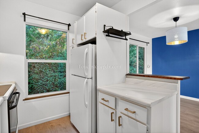 Building Photo - Updated 1BD/1BA Condo in Portland’s West Hills w/ Carport & Private Balcony